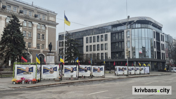 У Кривому Розі волонтери оновили меморіал Героїв на Поштовому: подробиці2