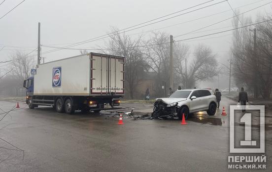 У районі Ластівки позашляховик протаранив вантажівку