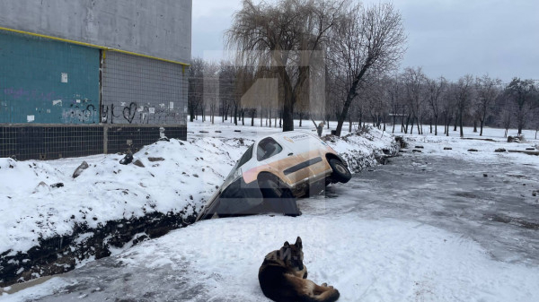 В Довгинцівському районі Кривого Рогу фургон Укрпошти впав у прибудинковий рів2