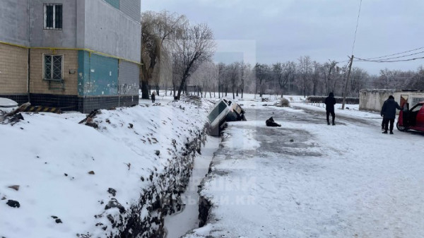 В Довгинцівському районі Кривого Рогу фургон Укрпошти впав у прибудинковий рів1