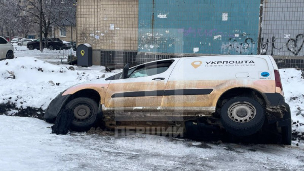 В Довгинцівському районі Кривого Рогу фургон Укрпошти впав у прибудинковий рів3