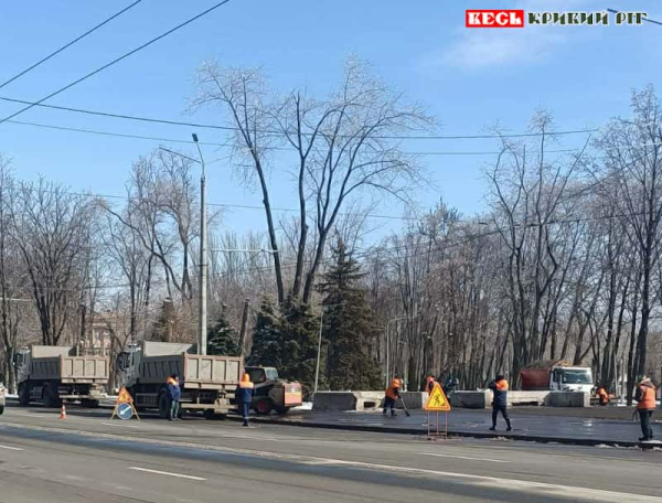 Прибирання комунальниками території на пр. Миру в Кривому Розі