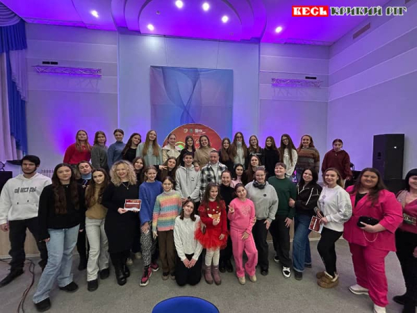 Учасники Всеукраїнського фестивалю &laquo;У новий рік з улюбленими піснями&raquo; в Кривому Розі