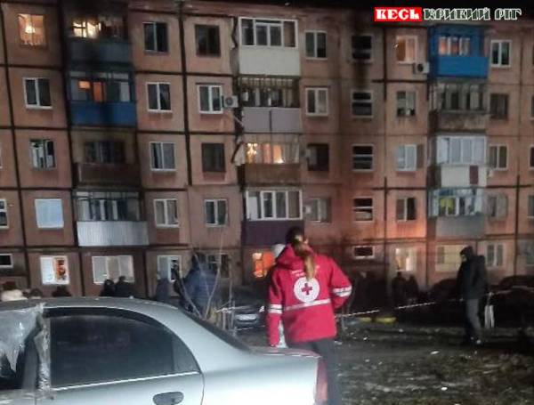 Волонтери на місці вибуху шахеду на даху 5-поверхівки в Кривому Розі