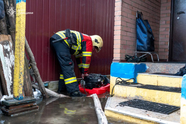 Вітер, сніг і підтоплення: негода накрила Україну, є пошкодження і в Кривому Розі3