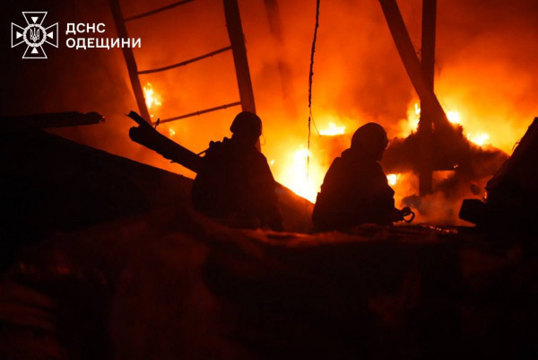 Вночі росія знову атакувала Одесу БпЛА: горіло промислове підприємство0