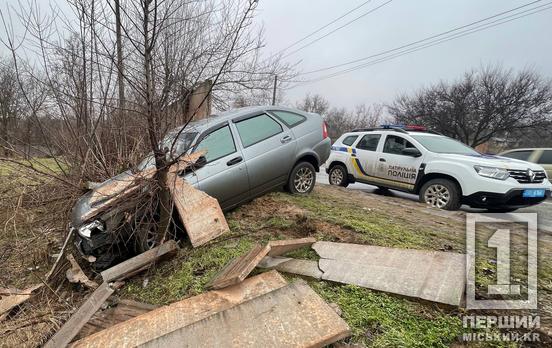 Занесло на слизькій дорозі: легковик злетів у кювет і протаранив паркан між «Євроколесом» і шахтою Північною