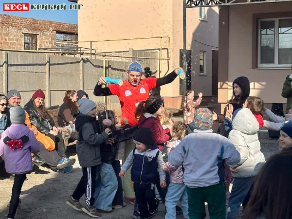 Італійський клоун Пімпа розважає дітей в Кривому Розі