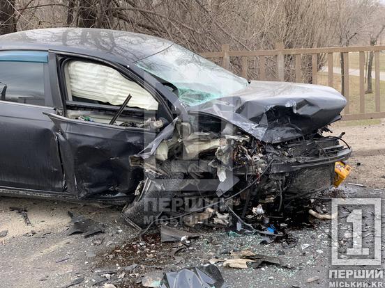 ДТП на мосту у Кривому Розі: Chevrolet та Volkswagen зіткнулися лоб у лоб3