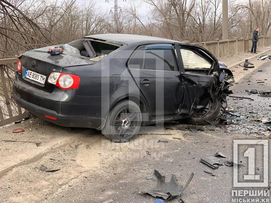 ДТП на мосту у Кривому Розі: Chevrolet та Volkswagen зіткнулися лоб у лоб2