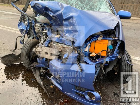 ДТП на мосту у Кривому Розі: Chevrolet та Volkswagen зіткнулися лоб у лоб5