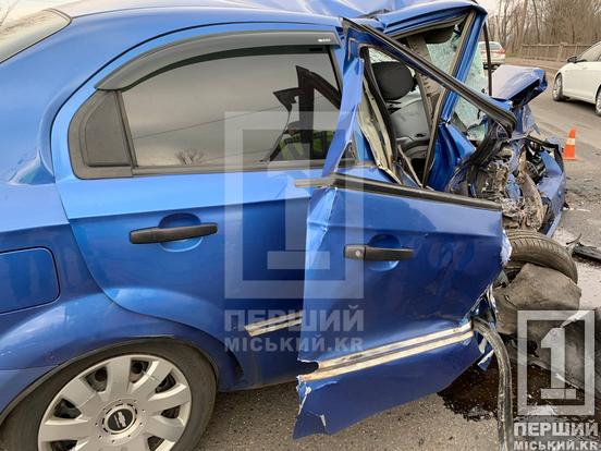 ДТП на мосту у Кривому Розі: Chevrolet та Volkswagen зіткнулися лоб у лоб6