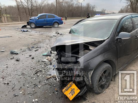 ДТП на мосту у Кривому Розі: Chevrolet та Volkswagen зіткнулися лоб у лоб1
