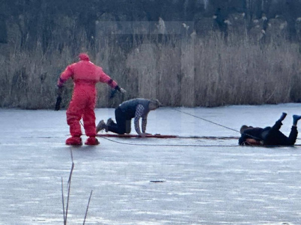 Двоє чоловіків провалилися під лід у Кривому Розі0