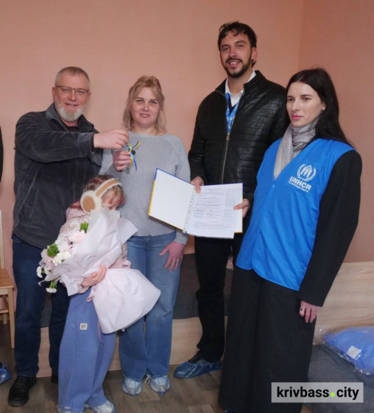 Ключі від нового життя: як у Кривому Розі допомагають із житлом для переселенців3