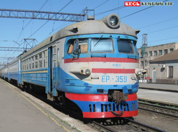 Приміський потяг на станції Кривий Ріг Головний