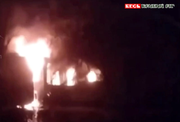 Палає будівля після прильоту шахеда на Інгульці в Кривому Розі