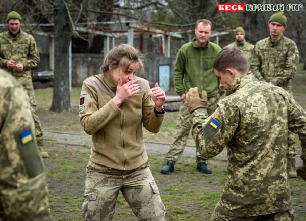 Заняття з рукопашного бою проводить Настя, криворізька спортсменка
