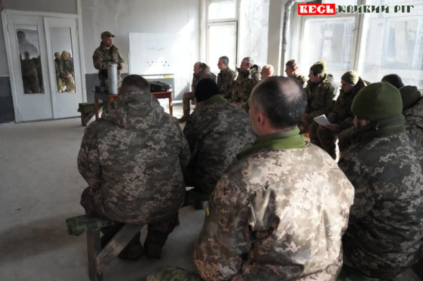 Заняття з інструкторами в криворізькому штурмовому полку АРЕЙ