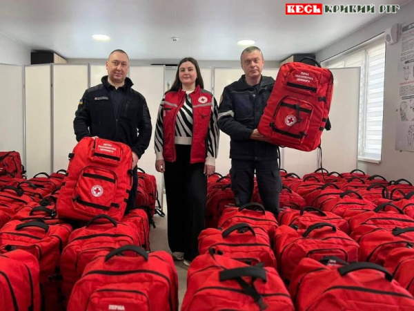 Червоні рюкзаки передано гірничорятувальникам Криворізьким Червоним Хрестом