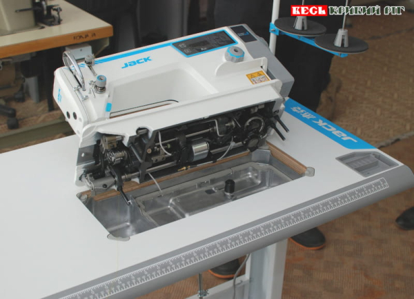 Сучасна швейна машинка – приз за перемогу на конкурсі студентів МЦППВ (Кривий Ріг)