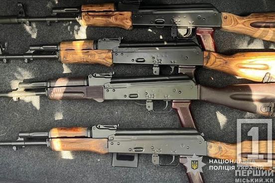 Кулемет, 25 автоматів та тисячі набоїв: у Кривому Розі судитимуть організовану групу торговців зброєю1