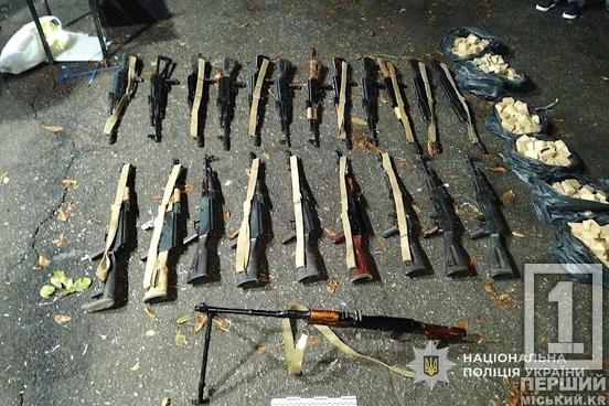 Кулемет, 25 автоматів та тисячі набоїв: у Кривому Розі судитимуть організовану групу торговців зброєю2