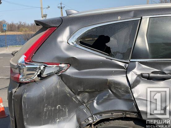 Метал проти металу й троє постраждалих: на проспекті Металургів позашляховики не поділили дорогу1