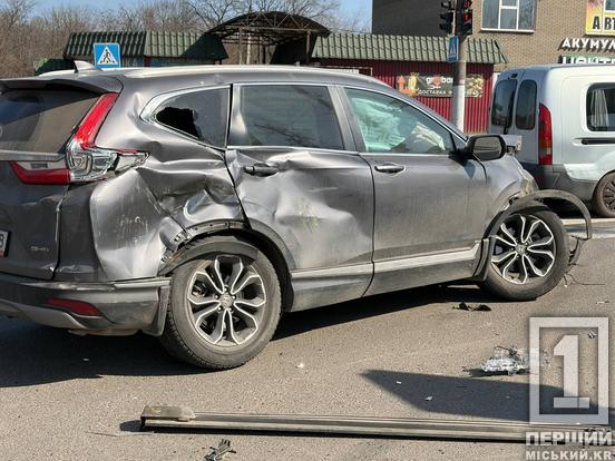 Метал проти металу й троє постраждалих: на проспекті Металургів позашляховики не поділили дорогу2