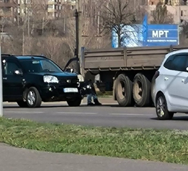 На перехресті вулиць Соборності й Володимира Великого трапилася аварія: легковий автомобіль в’їхав під причіп вантажівки0