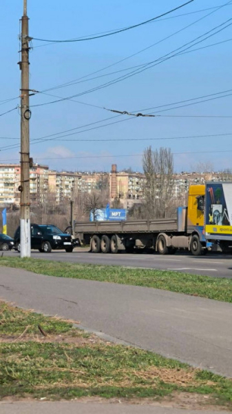 На перехресті вулиць Соборності й Володимира Великого трапилася аварія: легковий автомобіль в’їхав під причіп вантажівки1