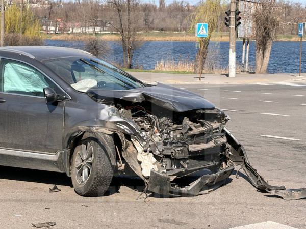 На проспекті Металургів трапилася масштабна аварія: троє людей постраждали1