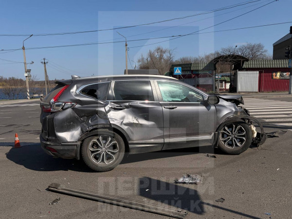 На проспекті Металургів трапилася масштабна аварія: троє людей постраждали0