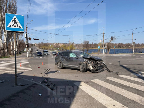На проспекті Металургів трапилася масштабна аварія: троє людей постраждали2
