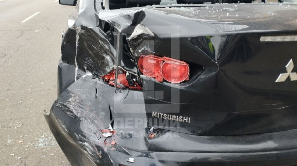 На проспекті Миру пікап врізався у легковий автомобіль2