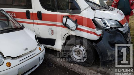 Не розминулися біля АТБ: у Кривому Розі Daewoo Matiz «притер» швидку1