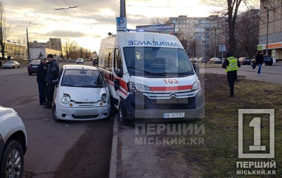 Не розминулися біля АТБ: у Кривому Розі Daewoo Matiz «притер» швидку
