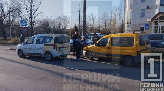 Не зорієнтувався в ситуації: на Космонавтів Citroën наздогнав Renault перед пішохідним переходом1