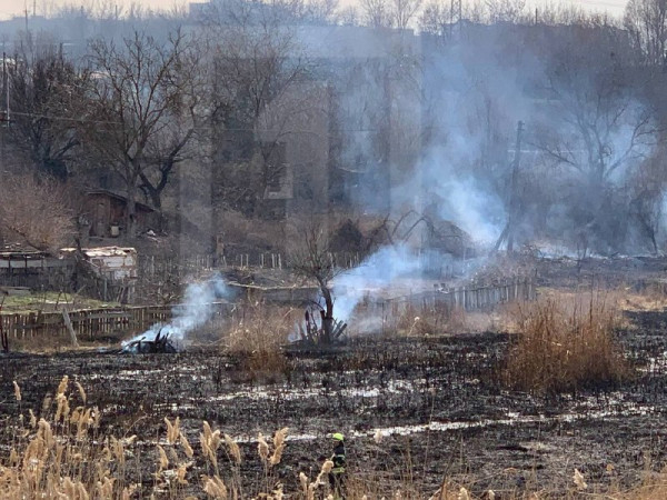 Неподалік проспекту 200-річчя Кривого Рогу масштабна пожежа: горить 2 га очерету2