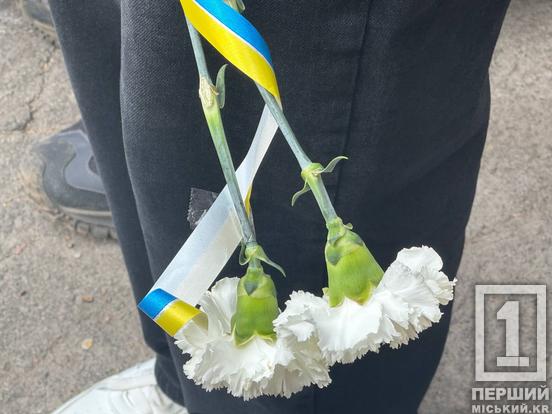 Нові обличчя мужності на шкільних фасадах: у Кривому Розі увічнили пам’ять Максима Астапова та Юрія Карпенка1