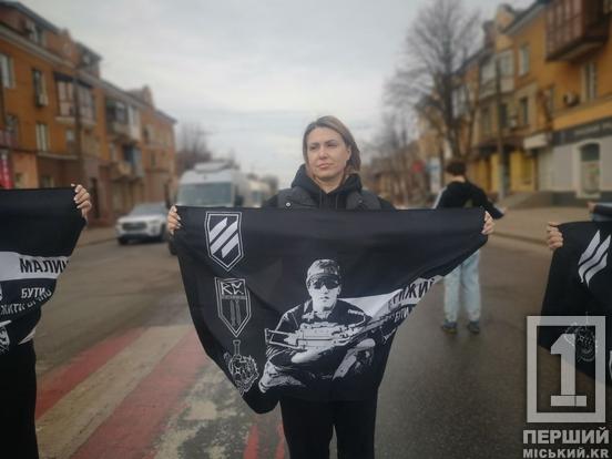 Площа тиші: криворіжці вшанували пам’ять захисників хвилиною мовчання2