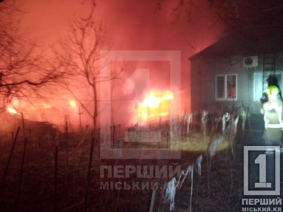 Попелище на подвір'ї: у Тернівському районі згорів приватний будинок та господарчі споруди2