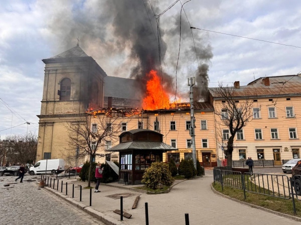 Росіяни атакували центр Львова ударними БпЛА: пошкоджена будівля – спадщина ЮНЕСКО0