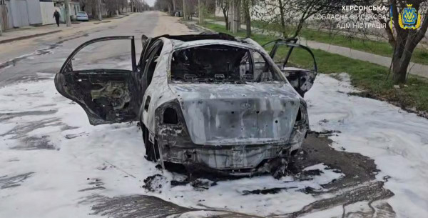 У Херсоні російський дрон вдарив по цивільному автомобілю: загинула жінка, є поранений0