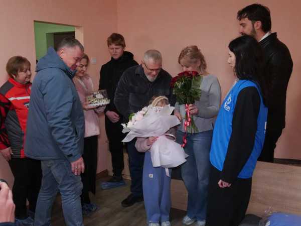 У Кривому Розі ключі від квартири отримала багатодітна родина з Херсонської області, яка втратила дім внаслідок бойових дій8