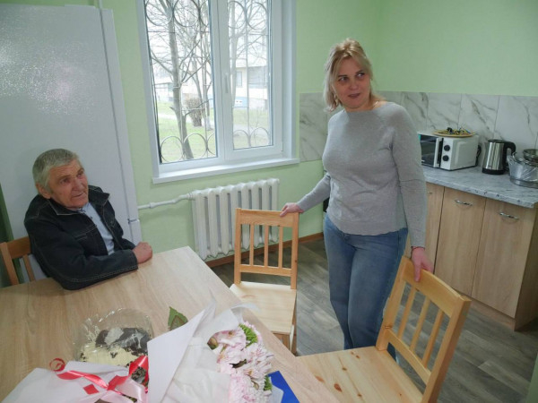 У Кривому Розі ключі від квартири отримала багатодітна родина з Херсонської області, яка втратила дім внаслідок бойових дій6