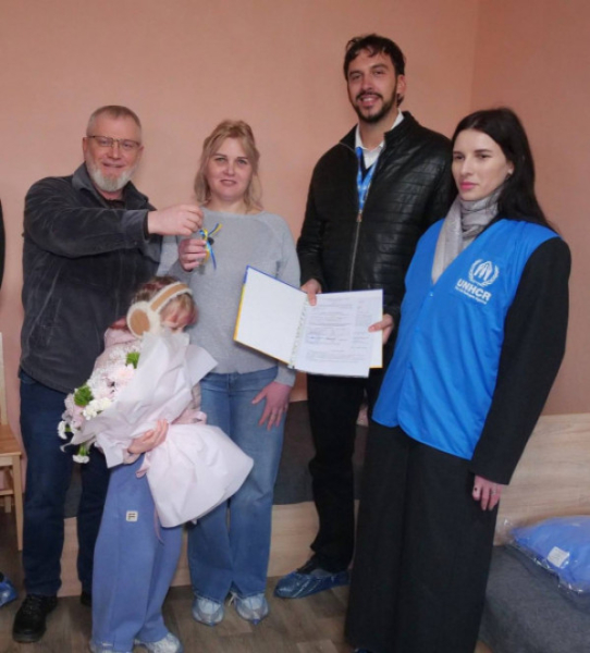 У Кривому Розі ключі від квартири отримала багатодітна родина з Херсонської області, яка втратила дім внаслідок бойових дій0