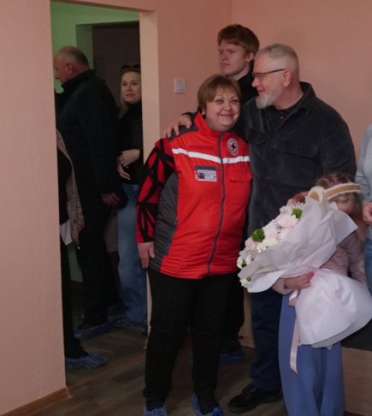 У Кривому Розі ключі від квартири отримала багатодітна родина з Херсонської області, яка втратила дім внаслідок бойових дій4