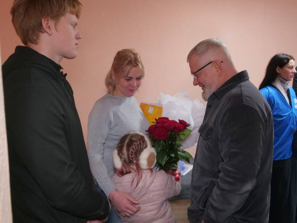 У Кривому Розі ключі від квартири отримала багатодітна родина з Херсонської області, яка втратила дім внаслідок бойових дій7
