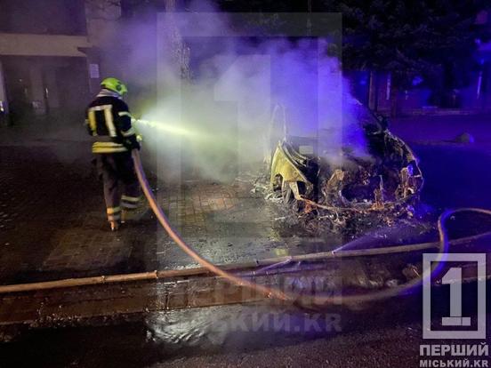 У Кривому Розі на Дзержинці згорів автомобіль1